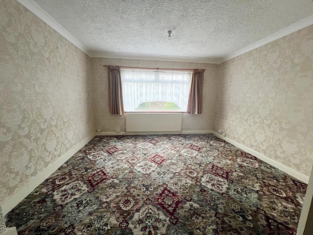 Lot: 118 - EXTENDED SEMI-DETACHED HOUSE FOR IMPROVEMENT AND REPAIR - reception room